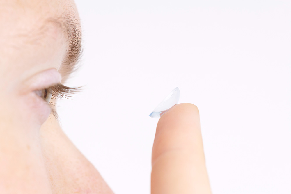 コンタクトレンズの不快感に効く4つのお手軽アイケア方法