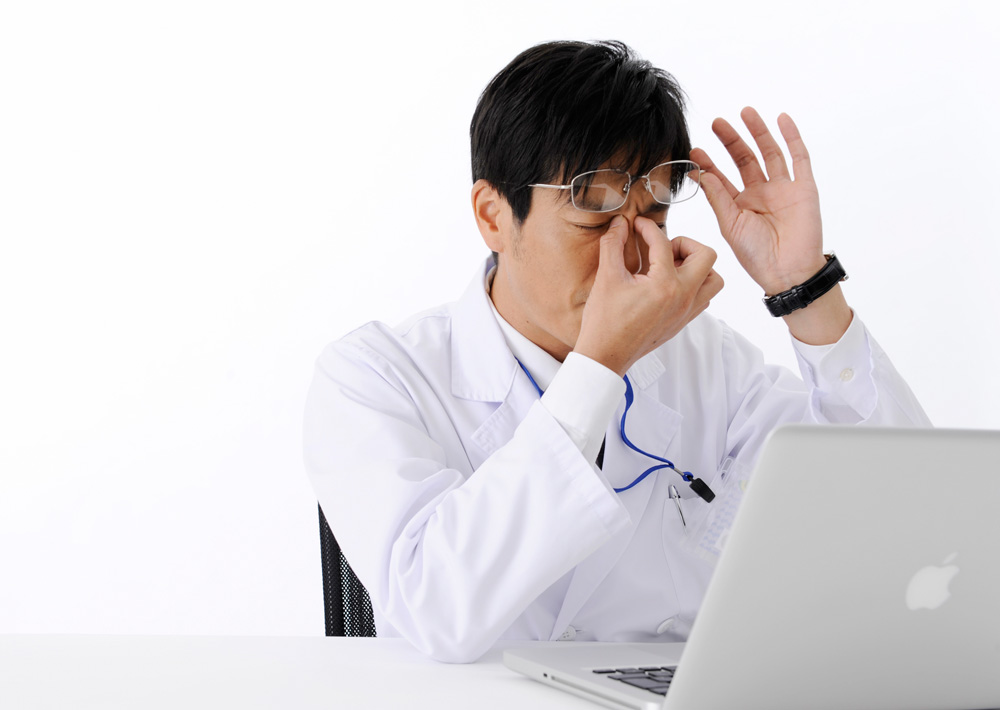 過度の「ブルーライト」で目は老化する!？