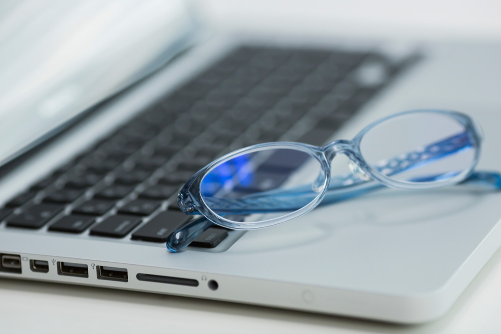 ブルーライトカットメガネや液晶保護フィルムを使おう！