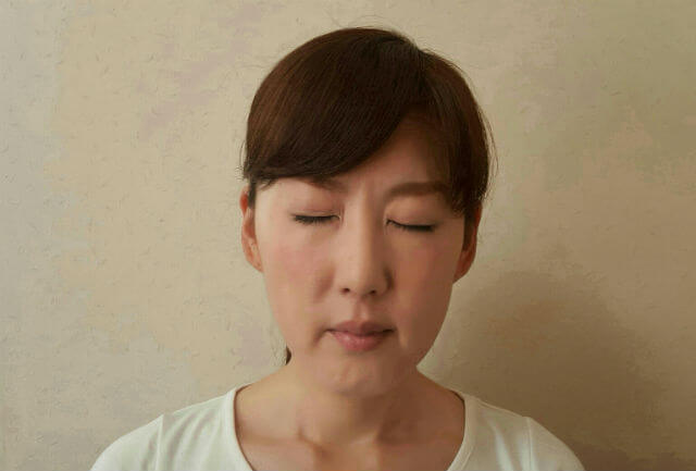 両目を強く閉じて、3秒間キープします。