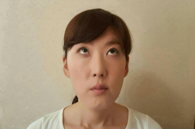 2. 顔は正面を向いたまま両目をパッと開き、目線を上方向へ動かして3秒間キープします